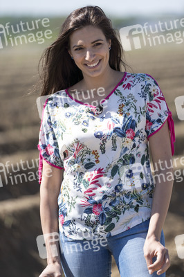 Sally Özcan beim Spargelanstich in Mutterstadt