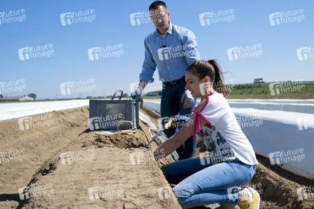 Sally Özcan beim Spargelanstich in Mutterstadt