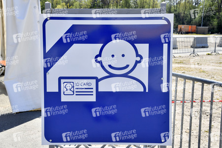 Eröffnung eines Corona-Drive-in auf dem Zentralen Festplatz in Berlin