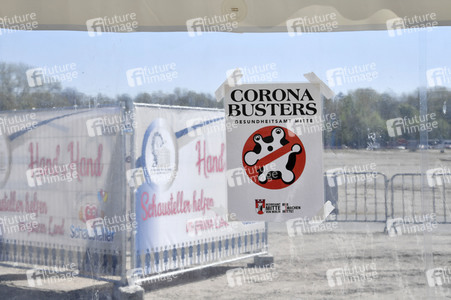 Eröffnung eines Corona-Drive-in auf dem Zentralen Festplatz in Berlin