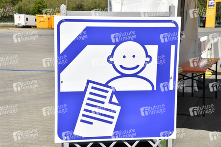 Eröffnung eines Corona-Drive-in auf dem Zentralen Festplatz in Berlin