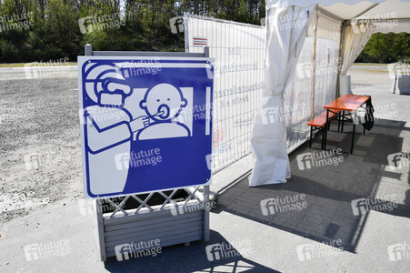 Eröffnung eines Corona-Drive-in auf dem Zentralen Festplatz in Berlin