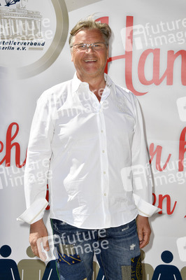 Eröffnung eines Corona-Drive-in auf dem Zentralen Festplatz in Berlin