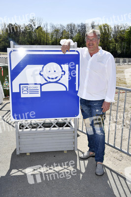 Eröffnung eines Corona-Drive-in auf dem Zentralen Festplatz in Berlin