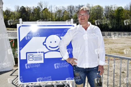 Eröffnung eines Corona-Drive-in auf dem Zentralen Festplatz in Berlin