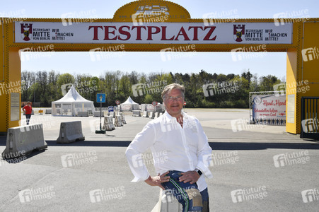 Eröffnung eines Corona-Drive-in auf dem Zentralen Festplatz in Berlin