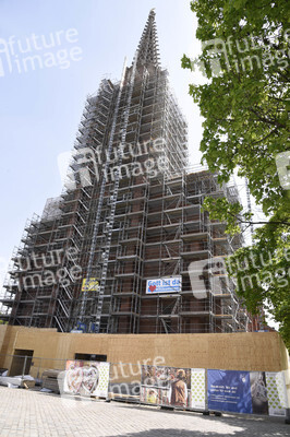 Aufhängen symbolischer Banner zur Absage des Maidult in München