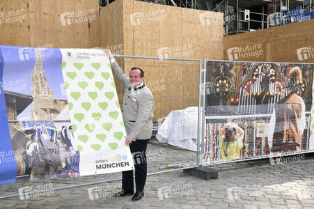 Aufhängen symbolischer Banner zur Absage des Maidult in München