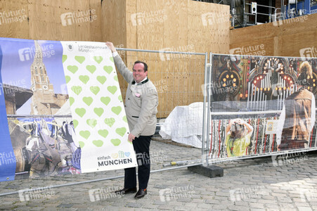 Aufhängen symbolischer Banner zur Absage des Maidult in München