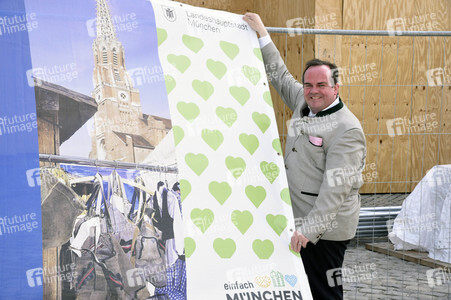 Aufhängen symbolischer Banner zur Absage des Maidult in München