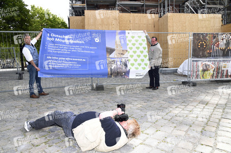 Aufhängen symbolischer Banner zur Absage des Maidult in München