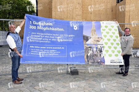 Aufhängen symbolischer Banner zur Absage des Maidult in München