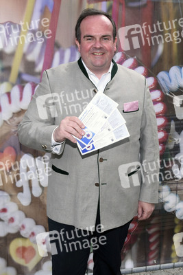 Aufhängen symbolischer Banner zur Absage des Maidult in München