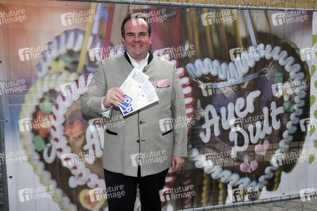 Aufhängen symbolischer Banner zur Absage des Maidult in München
