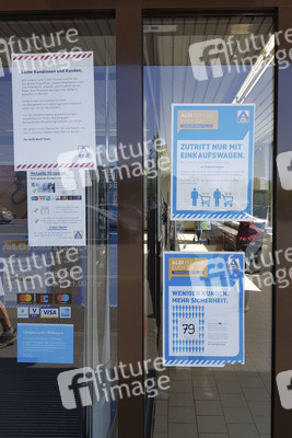 Symbolfoto Corona Schutzmaßnahmen beim Einkaufen