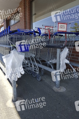 Symbolfoto Corona Schutzmaßnahmen beim Einkaufen