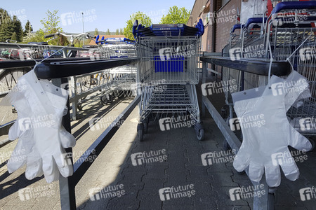 Symbolfoto Corona Schutzmaßnahmen beim Einkaufen