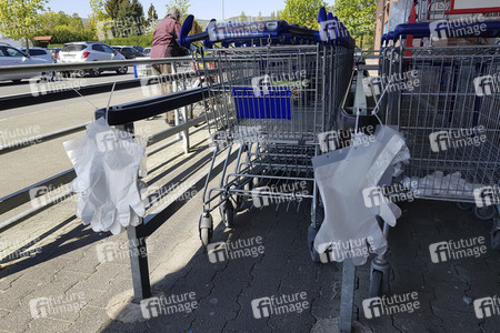 Symbolfoto Corona Schutzmaßnahmen beim Einkaufen