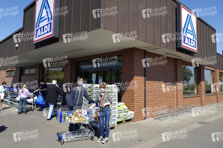 Symbolfoto Corona Schutzmaßnahmen beim Einkaufen