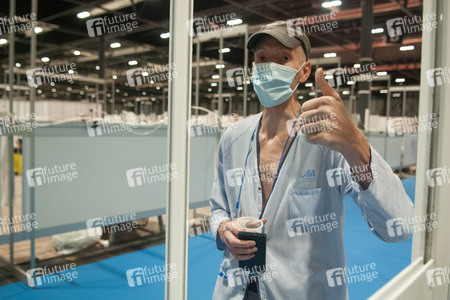 Lesung im Corona Behelfskrankenhaus in Madrid