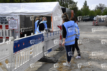 Eröffnung eines Corona-Drive-in auf dem Parkplatz vor dem Estrel-Hotel in Berlin