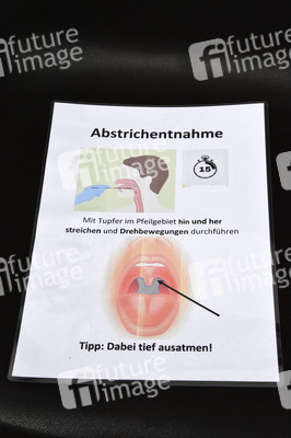 Eröffnung eines Corona-Drive-in auf dem Parkplatz vor dem Estrel-Hotel in Berlin