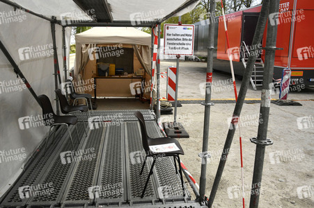 Eröffnung eines Corona-Drive-in auf dem Parkplatz vor dem Estrel-Hotel in Berlin