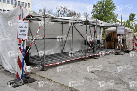 Eröffnung eines Corona-Drive-in auf dem Parkplatz vor dem Estrel-Hotel in Berlin