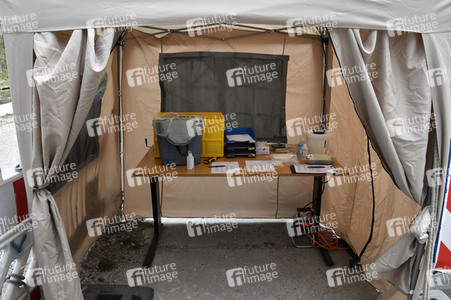 Eröffnung eines Corona-Drive-in auf dem Parkplatz vor dem Estrel-Hotel in Berlin