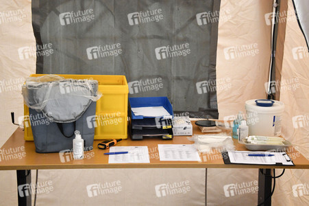 Eröffnung eines Corona-Drive-in auf dem Parkplatz vor dem Estrel-Hotel in Berlin