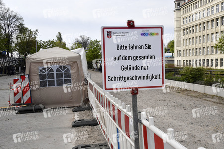 Eröffnung eines Corona-Drive-in auf dem Parkplatz vor dem Estrel-Hotel in Berlin