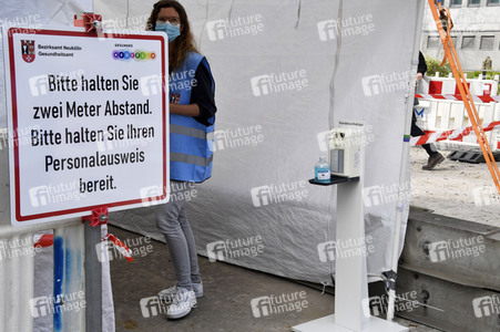 Eröffnung eines Corona-Drive-in auf dem Parkplatz vor dem Estrel-Hotel in Berlin