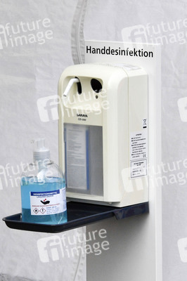 Eröffnung eines Corona-Drive-in auf dem Parkplatz vor dem Estrel-Hotel in Berlin