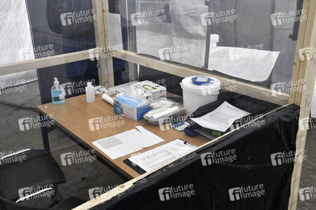 Eröffnung eines Corona-Drive-in auf dem Parkplatz vor dem Estrel-Hotel in Berlin