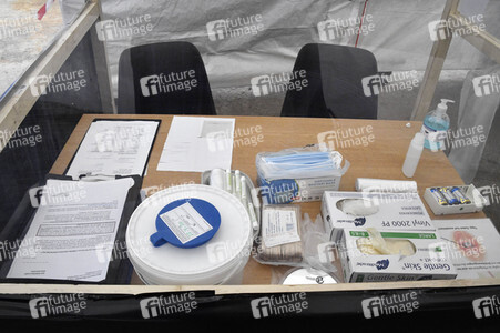 Eröffnung eines Corona-Drive-in auf dem Parkplatz vor dem Estrel-Hotel in Berlin