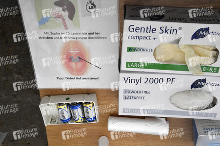 Eröffnung eines Corona-Drive-in auf dem Parkplatz vor dem Estrel-Hotel in Berlin