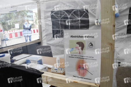 Eröffnung eines Corona-Drive-in auf dem Parkplatz vor dem Estrel-Hotel in Berlin