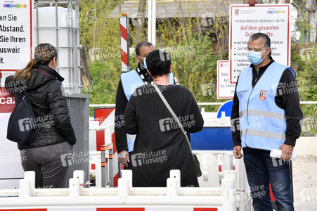 Eröffnung eines Corona-Drive-in auf dem Parkplatz vor dem Estrel-Hotel in Berlin