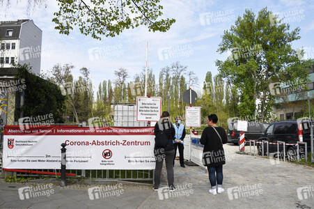 Eröffnung eines Corona-Drive-in auf dem Parkplatz vor dem Estrel-Hotel in Berlin