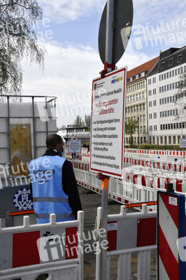 Eröffnung eines Corona-Drive-in auf dem Parkplatz vor dem Estrel-Hotel in Berlin