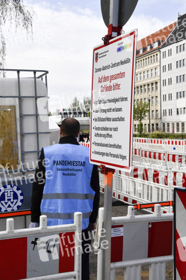 Eröffnung eines Corona-Drive-in auf dem Parkplatz vor dem Estrel-Hotel in Berlin