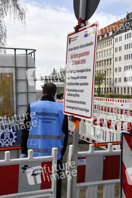 Eröffnung eines Corona-Drive-in auf dem Parkplatz vor dem Estrel-Hotel in Berlin