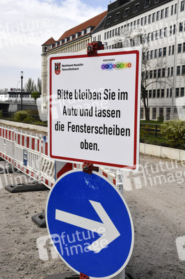 Eröffnung eines Corona-Drive-in auf dem Parkplatz vor dem Estrel-Hotel in Berlin