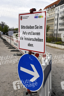 Eröffnung eines Corona-Drive-in auf dem Parkplatz vor dem Estrel-Hotel in Berlin