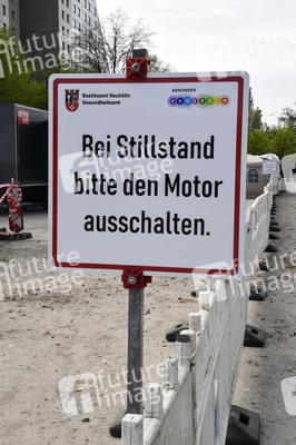Eröffnung eines Corona-Drive-in auf dem Parkplatz vor dem Estrel-Hotel in Berlin
