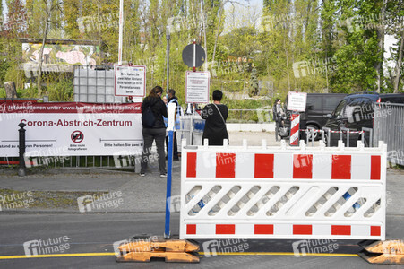 Eröffnung eines Corona-Drive-in auf dem Parkplatz vor dem Estrel-Hotel in Berlin