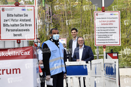 Eröffnung eines Corona-Drive-in auf dem Parkplatz vor dem Estrel-Hotel in Berlin