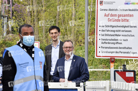 Eröffnung eines Corona-Drive-in auf dem Parkplatz vor dem Estrel-Hotel in Berlin