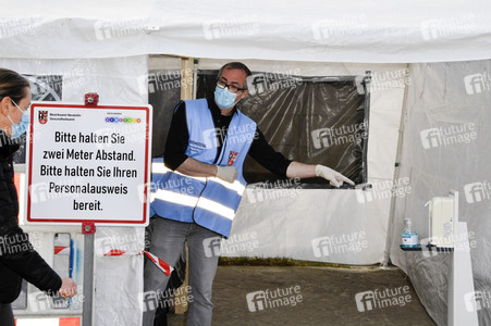 Eröffnung eines Corona-Drive-in auf dem Parkplatz vor dem Estrel-Hotel in Berlin