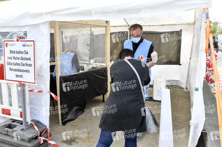 Eröffnung eines Corona-Drive-in auf dem Parkplatz vor dem Estrel-Hotel in Berlin